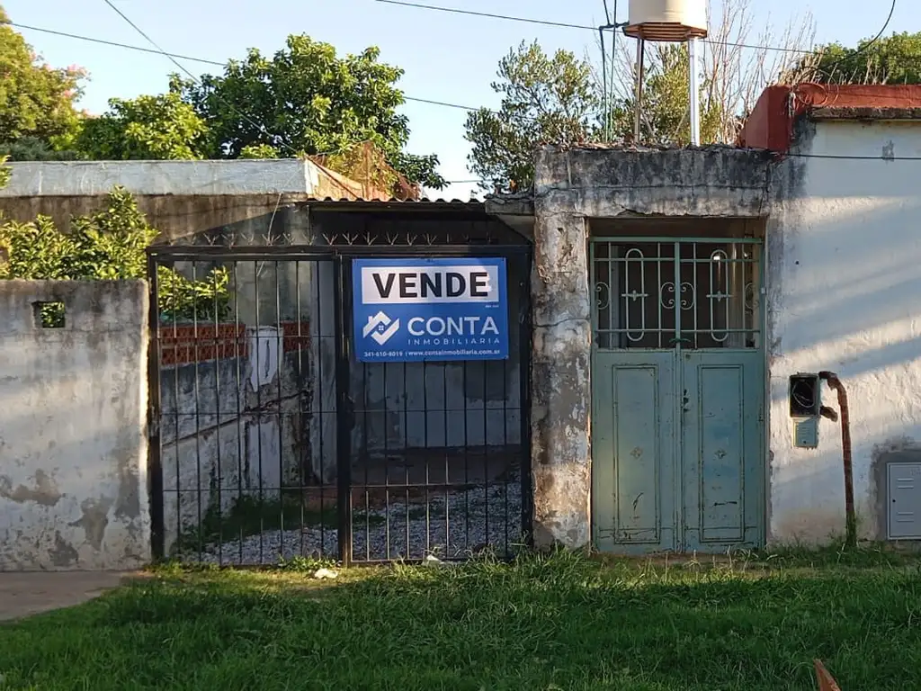 CASA CON INGRESO DE VEHÍCULO