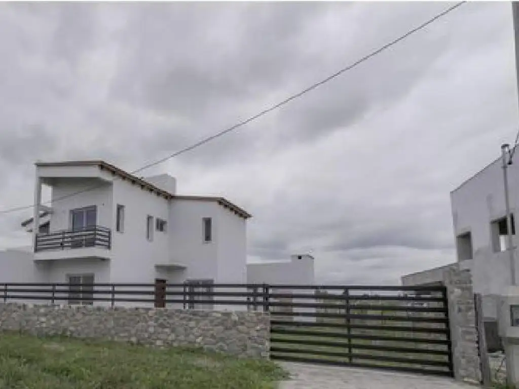 Exc Casa 3 dorm venta Solares de Ortiz