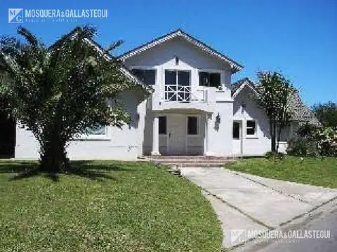 EXCELENTE PROPIEDAD SOBRE LOTE INTERNO EN BARRIO CERRADO LA CABALLERIZA