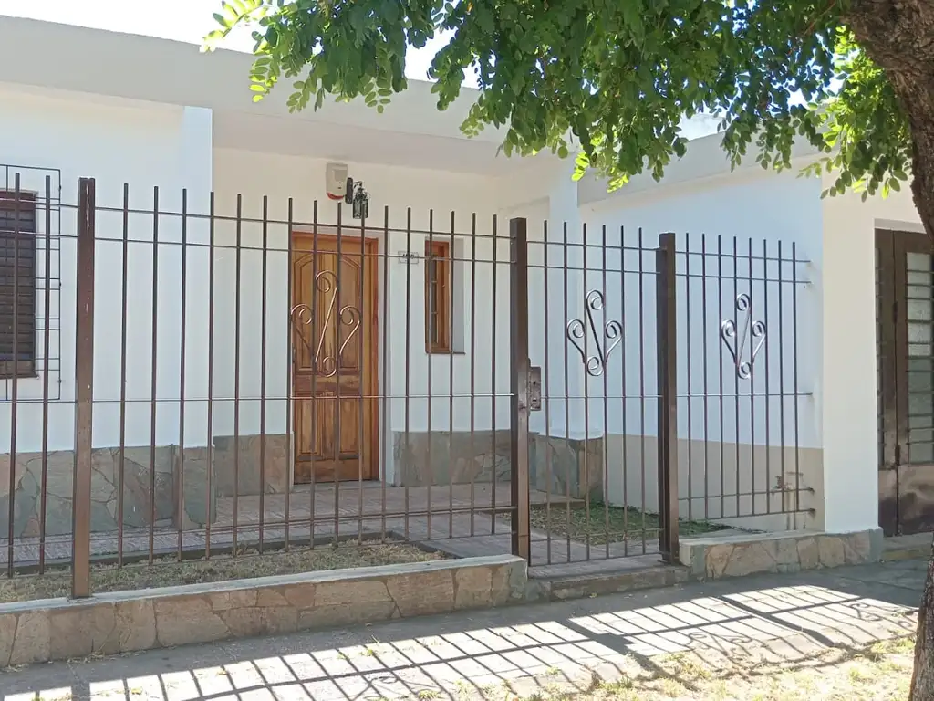 ALQUILER CALLE PASO 1100 2 HAB 1 BAÑO GARAGE CERRADO PATIO $ 680.000 MENSUALES