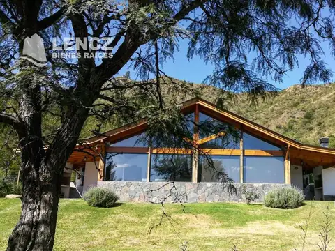 Alquiler Temporario Casa para 7 personas, piscina, parrilla, coch., gran parque, VISTA AL CHAMPAQUI