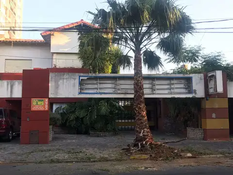 Casa a Reciclar/demoler sobre lote 351 m2 a 1 c/ Av. Sta. Fe