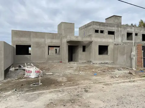 VENTA CASA EN CONTRUCCCION TRES DORMITORIOS EN PARQUE DE TAL