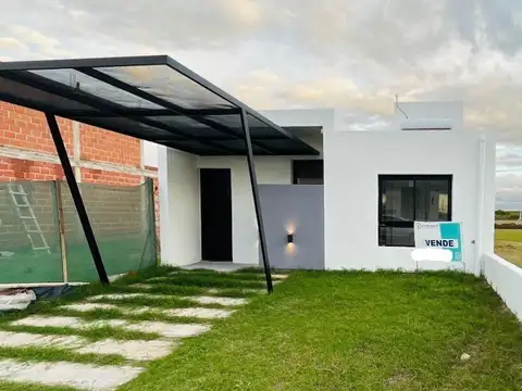 Se VENDE casa 2 dormi c/ Patio y Pileta en Quebradas de Mana