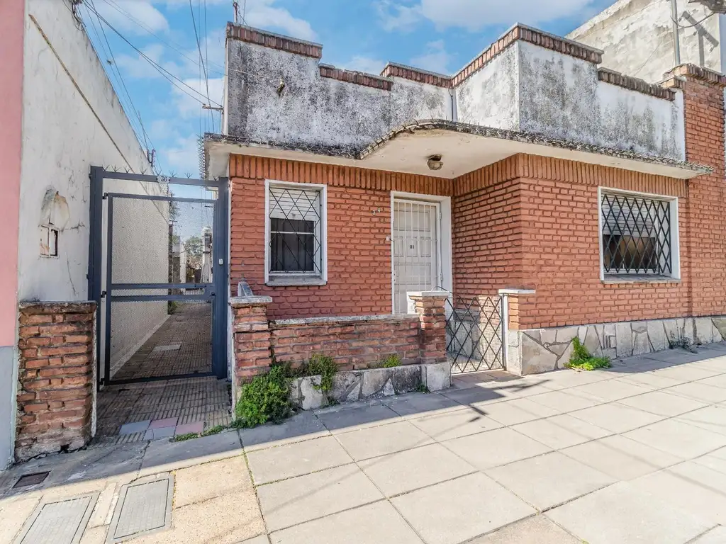 VENTA DE CASA  AL FRENTE CON JARDIN Y TERRAZA