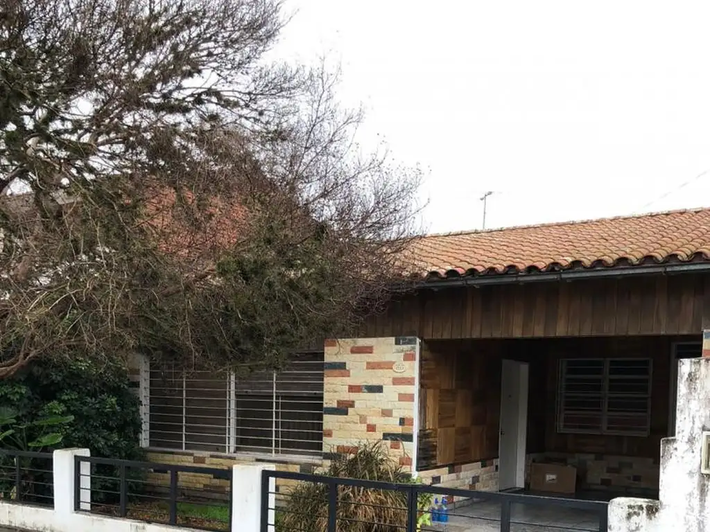 EN VENTA EN CIUDAD JARDIN: CHALET DE 4 AMBIENTES -SOBRE LOTE DE 10x26 - FICHA 1615