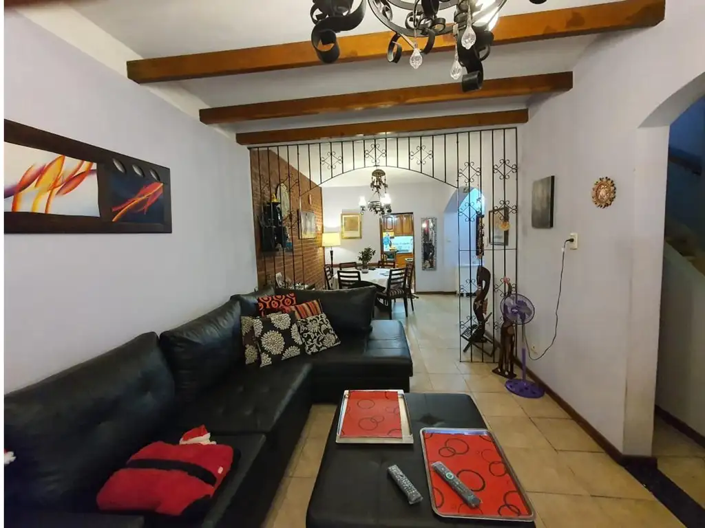 CASA EN VENTA - CON PATIO- QUINCHO - BALCÓN Y GARAGE