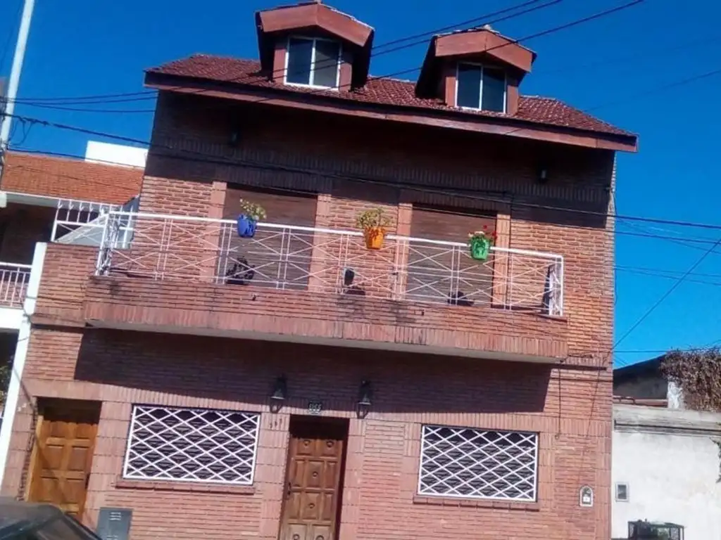 HERMOSA CASA DE 4 DORMITORIOS CON FONDO LIBRE Y PISCINA