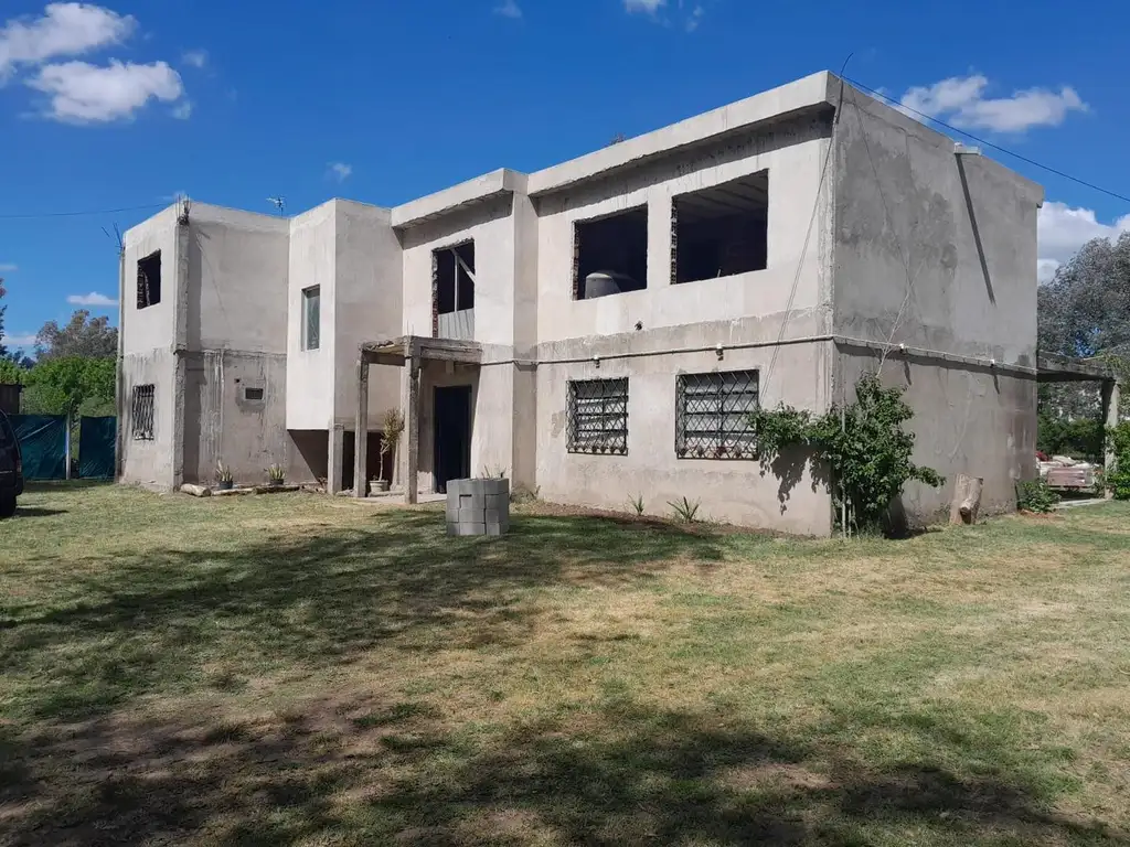 Casa 6 Amb. con Pisicina sobre lote de 3700 m2