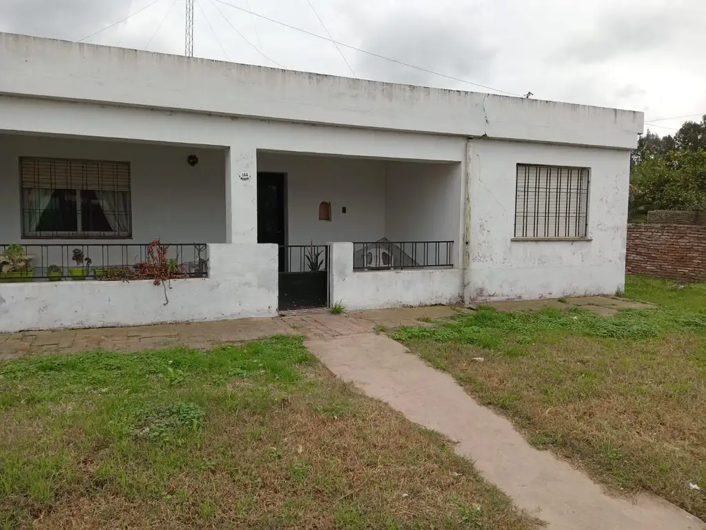 VENTA - CASA TRES DORMITORIOS CON COCHERA Y JARDIN- MAXIMO PAZ