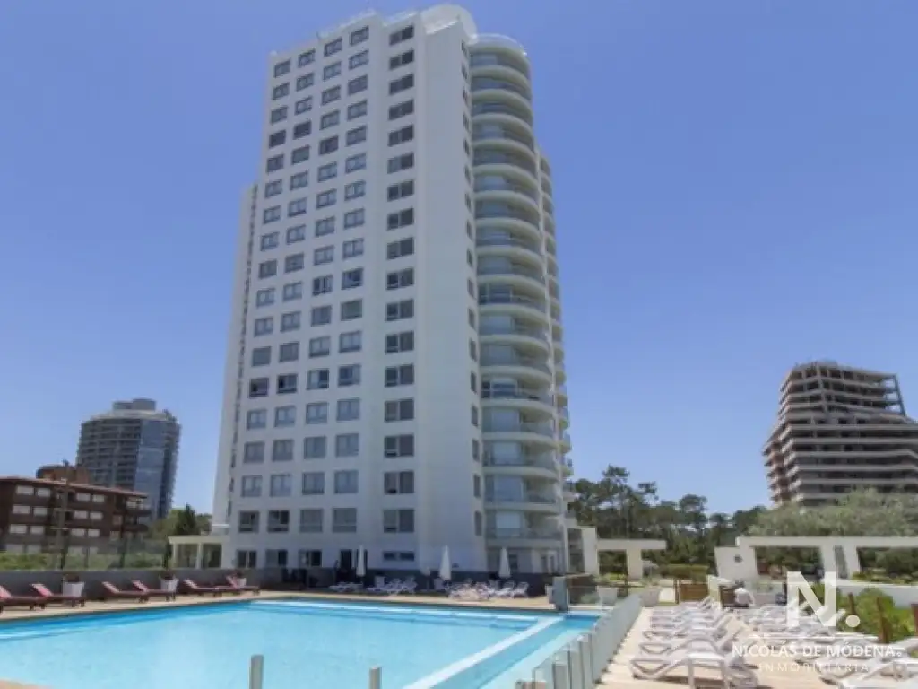 Departamento en piso alto de 2 dormitorios en Ocean Drive, Punta del Este