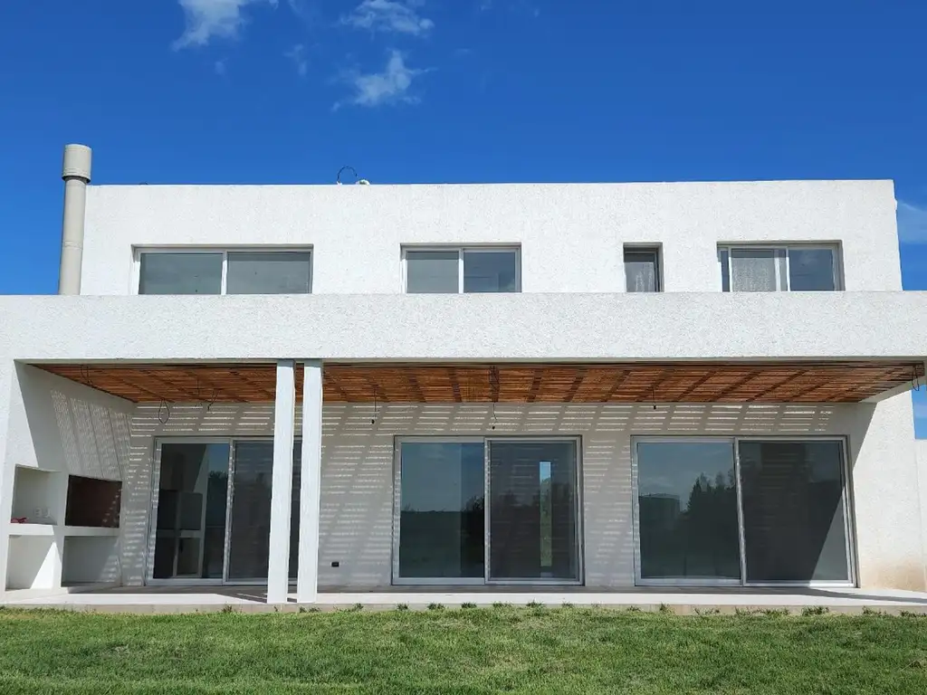 Moderna casa en venta laguna, pileta, Santa Ana, Villanueva