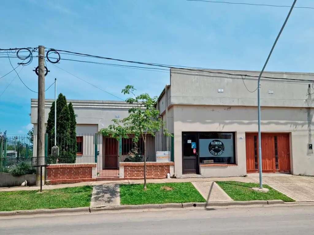 Casa con local comercial, en venta en Aldea San Antonio