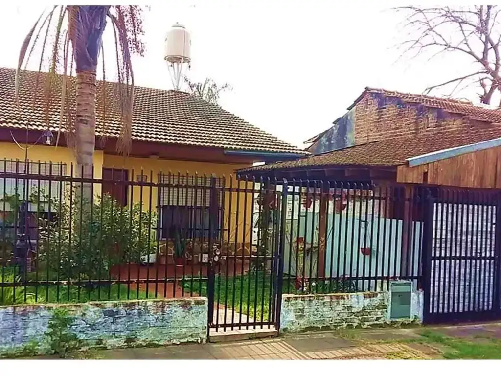 Propiedad en el centro de Garin , tres ambientes,lote propio, dpto en el fondo