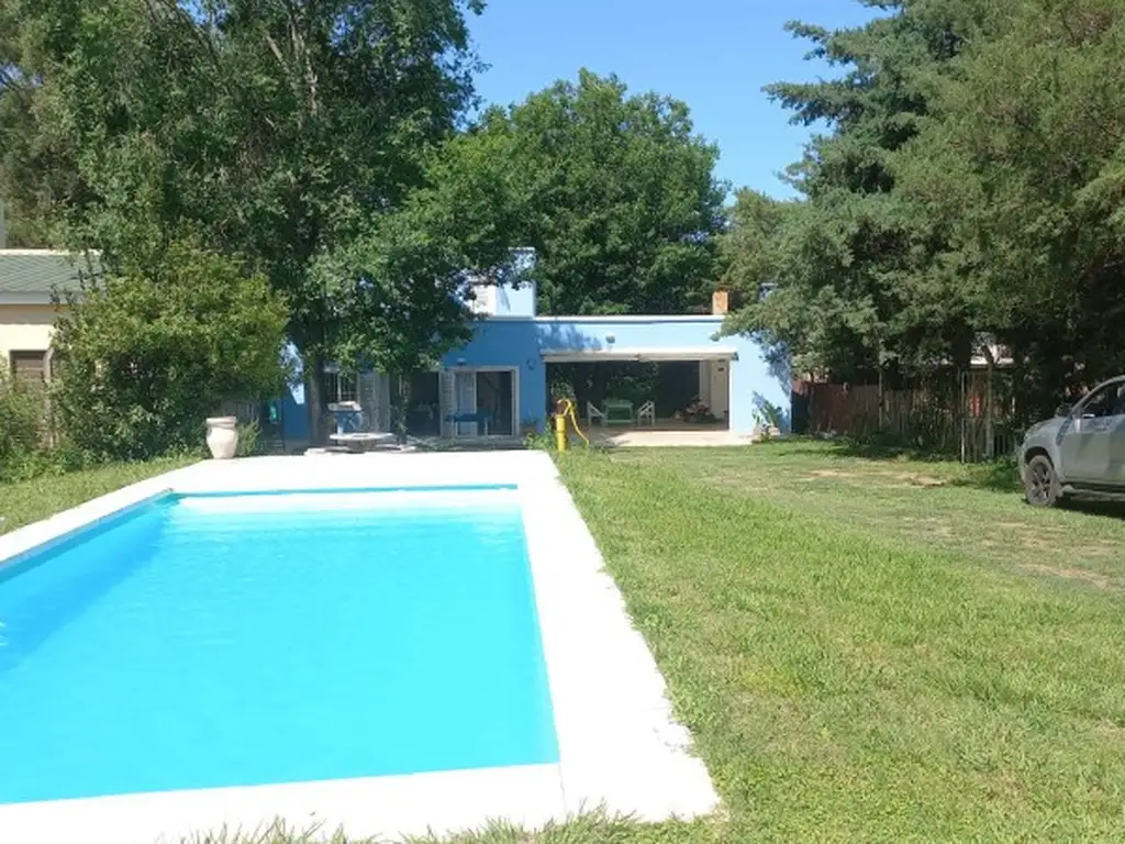 HERMOSA CASA SOBRE EL RÍO EN LA SERRANITA