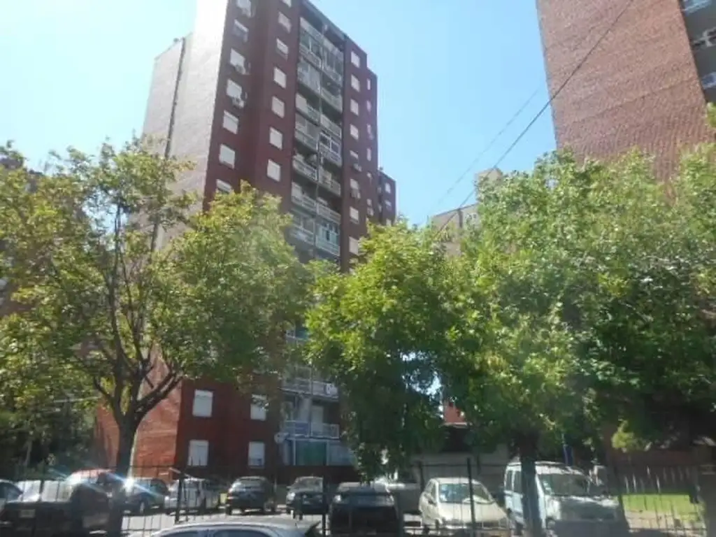 Es un atractivo Departamento de 3 ambientes al frente,  sien