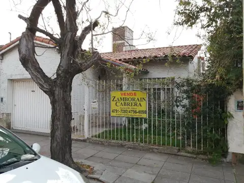 CHALET 4 AMB A REFACC, 3 DORM C/PLAC, GRAN LIV/COM, COC/COM,BAÑO Y TOIL, JARDIN CON PILETA, GARAJE