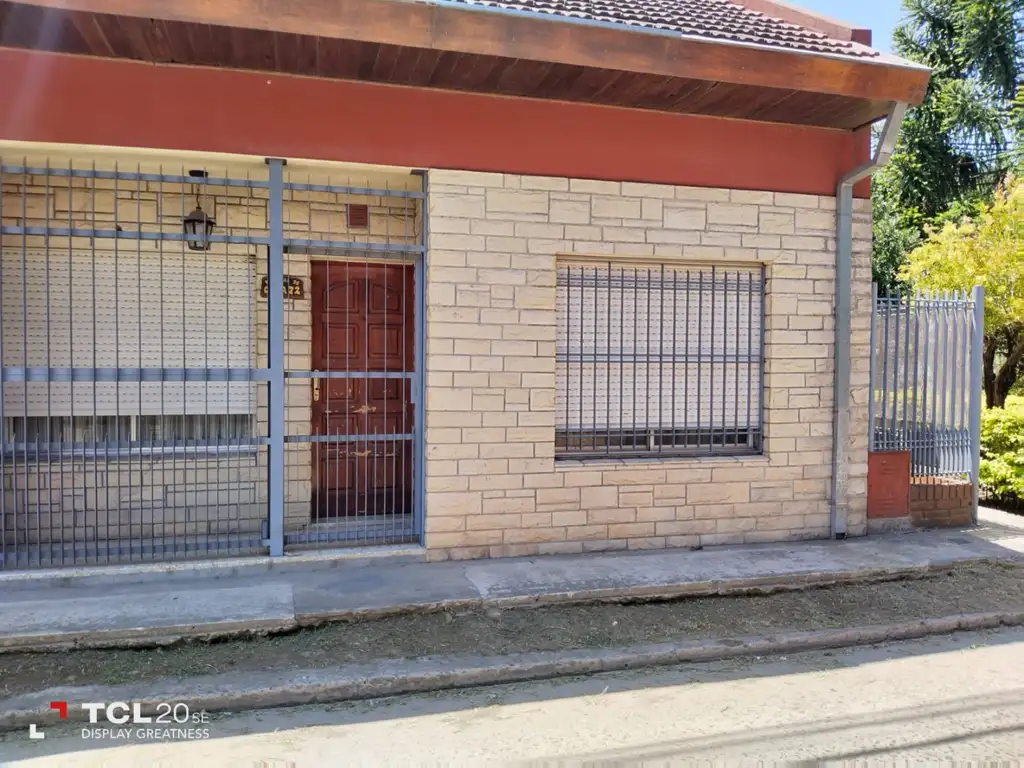 VENTA HERMOSA CASA 4 AMB. FRENTE AL BARRIO MILITAR!