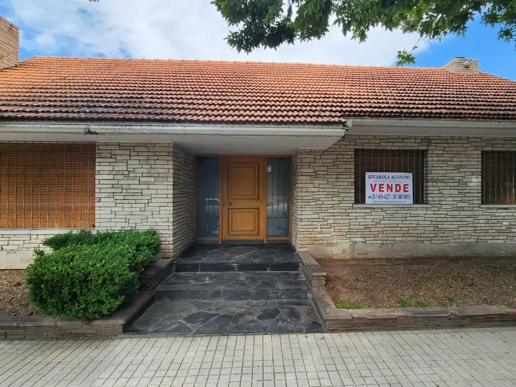 CASA EN CALLE LA PAMPA Y SERÚ DE BARRIO BOMBAL