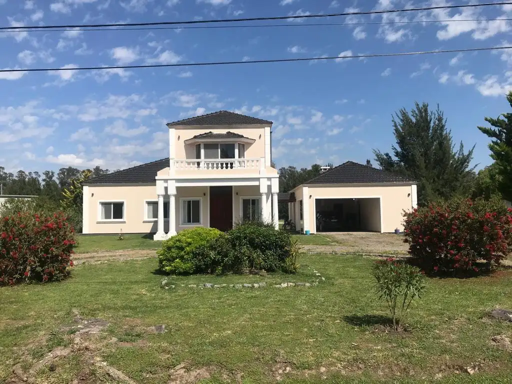 Alquiler casa 6 ambientes con cochera, quincho y piscina en Campos de Roca 1 - La Plata