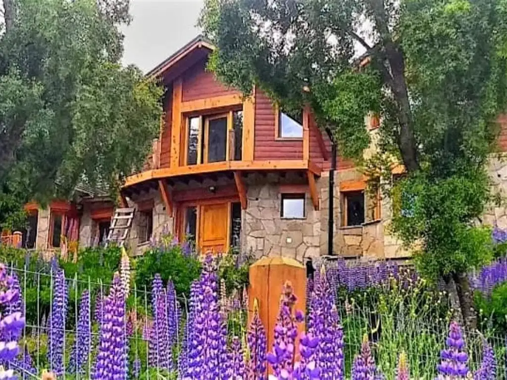 ESPECTACULAR CASA  en Villa La Angostura