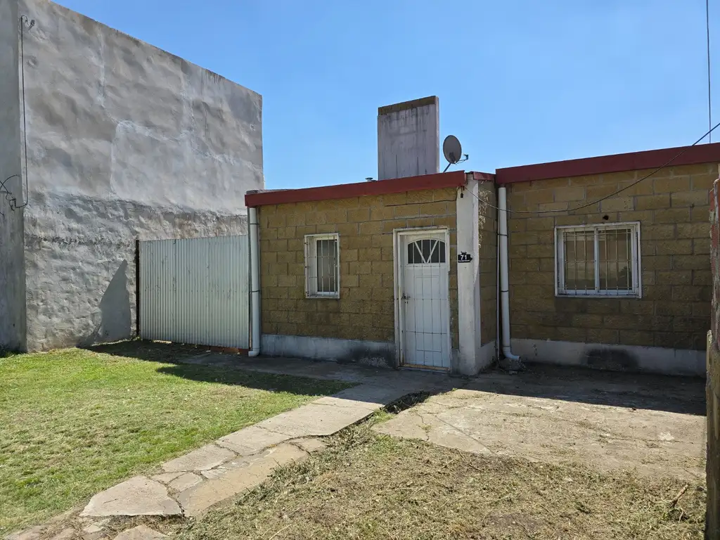 Casa en San Benito barrio Altos del Este 2 dormitorios