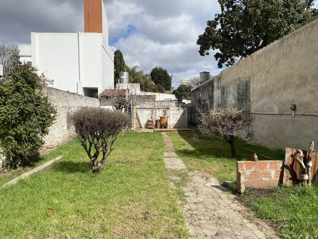 LOTE CON CASA DE TRES AMBIENTES A REFACCIONAR APTO CREDITO