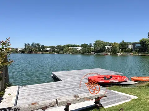 Excelente casa de categoría,sobre lago central-Santa Bárbara