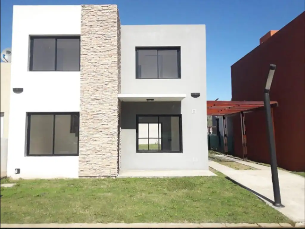 CASA MINIMALISTA DE 4 AMBIENTES EN BARRIO CERRADO HARAS FACUNDO, LELOIR-UDAONDO (3172)