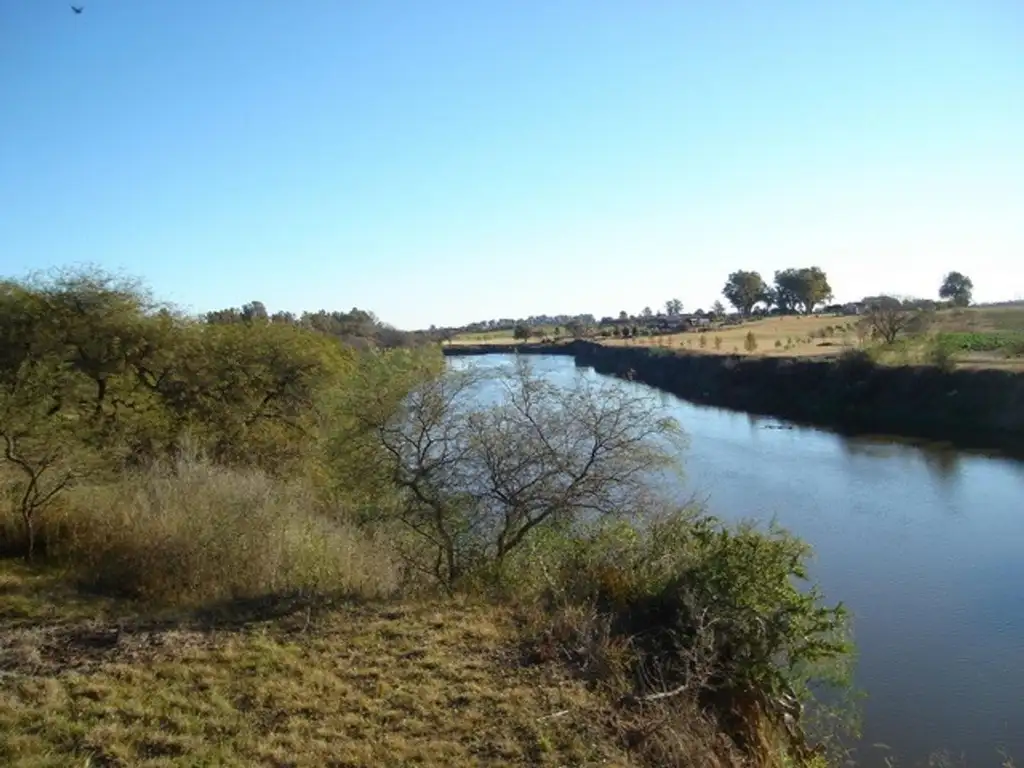 Chacra sobre el rio en barrio privado