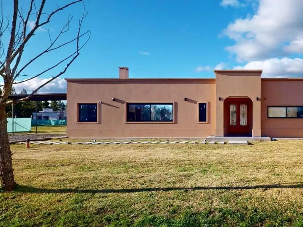 Casa en venta - 3 Dormitorios 4 Baños - Cocheras - 2.400Mts2 - La Plata