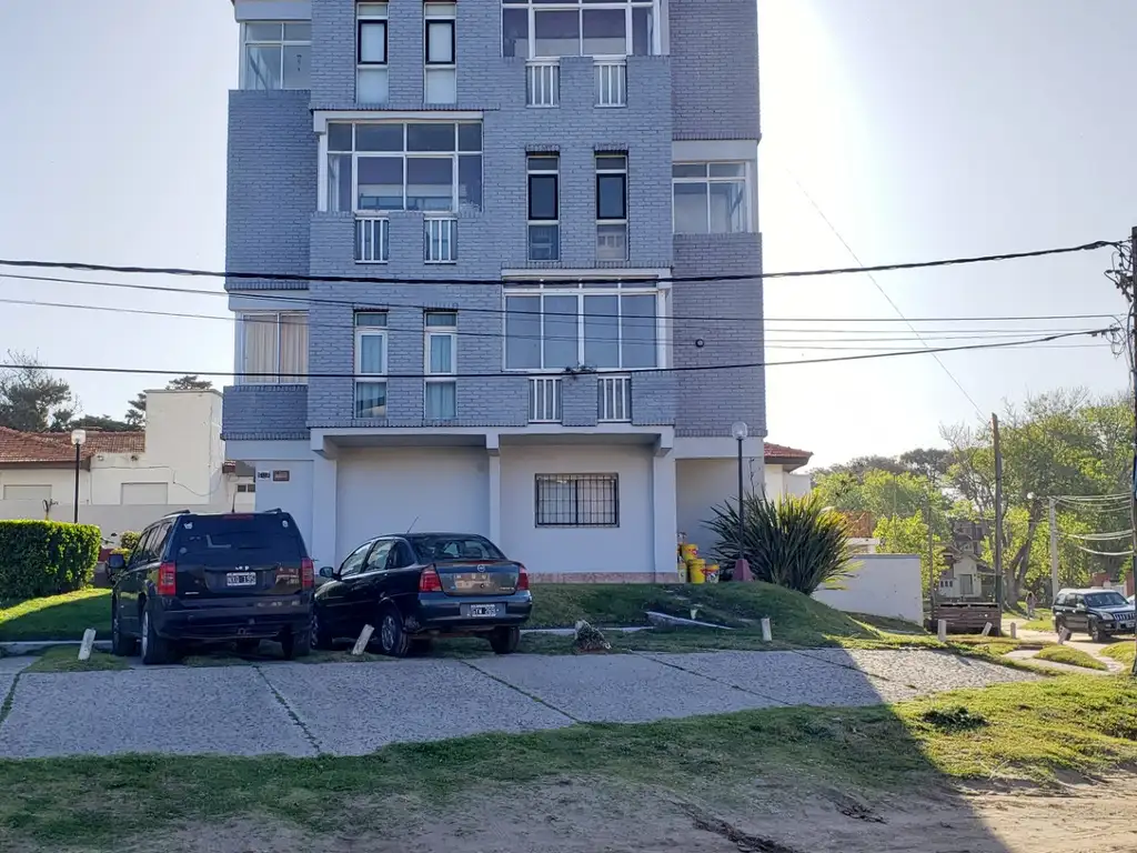 Excelente ubicación y estado depto de 2 ambientes con vista al mar y estacionamiento asignado