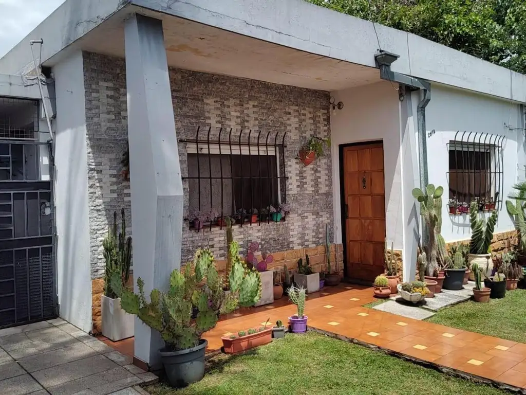 Casa Americana en castelar norte ideal para actualizar