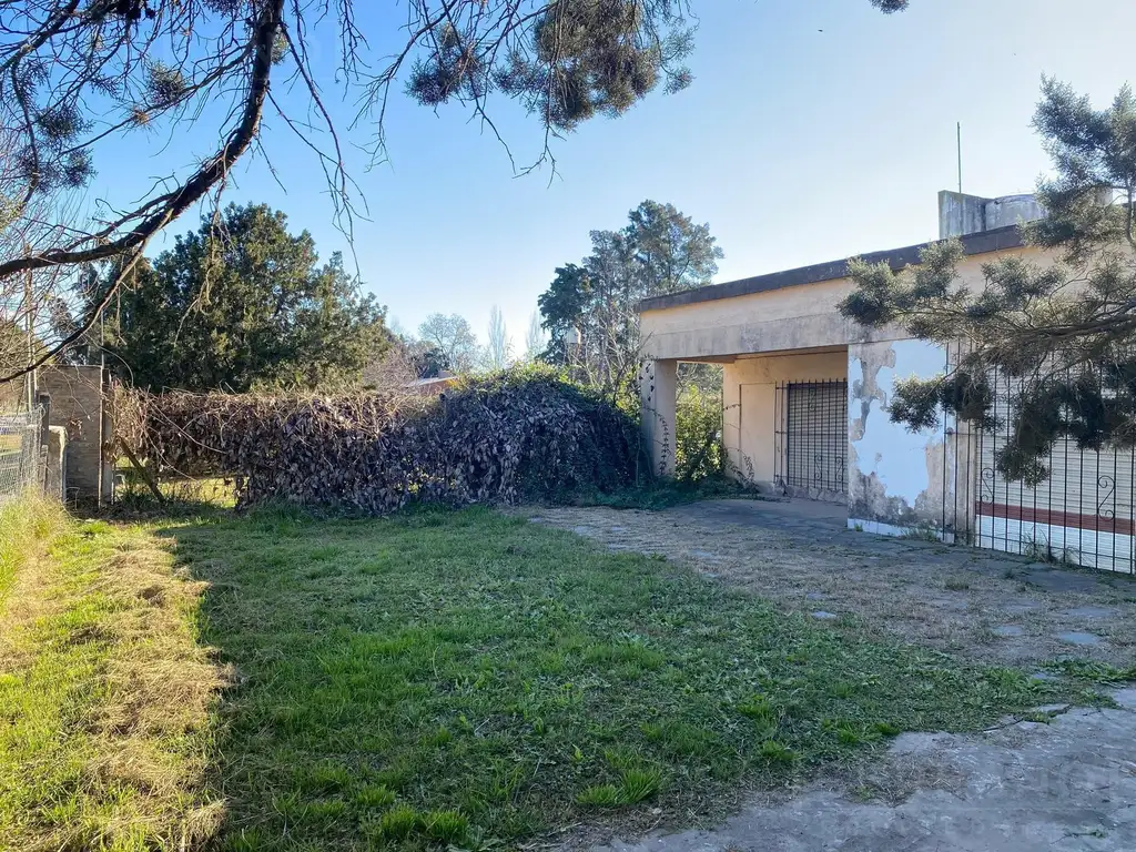 Casa a refaccionar de 4 ambientes en Barrio Parque Exaltacion.