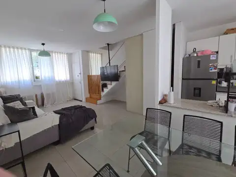 Excelente triplex de 4 ambientes, con cochera, patio con parrilla, balcón aterrazado, muy luminoso!