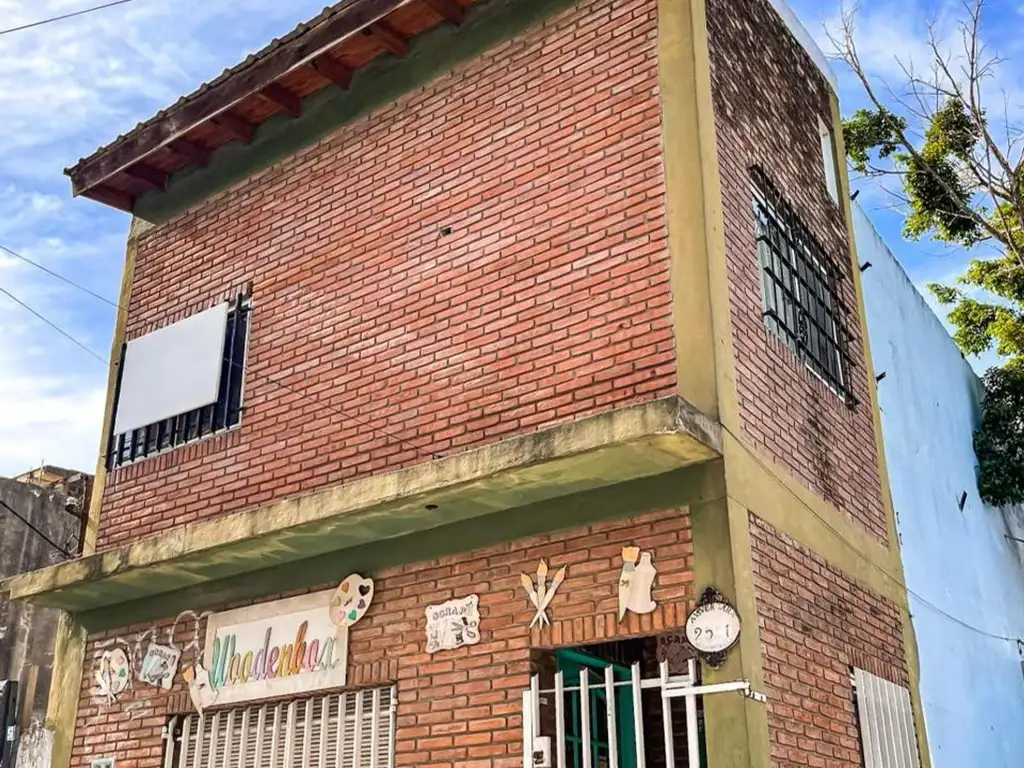 CASA EN VENTA CON GALPON EN HURLINGHAM - PERMUTA.