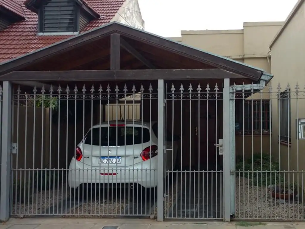 Casa 3 ambientes con entrada auto reciclada a nuevo Berazategui centro