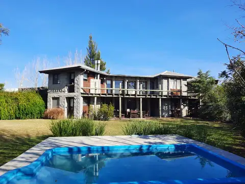 Lindisima Casa en venta Tigre, Laguna Del Sol, 4 dormitorios, escritorio, dependencia, gran jardin