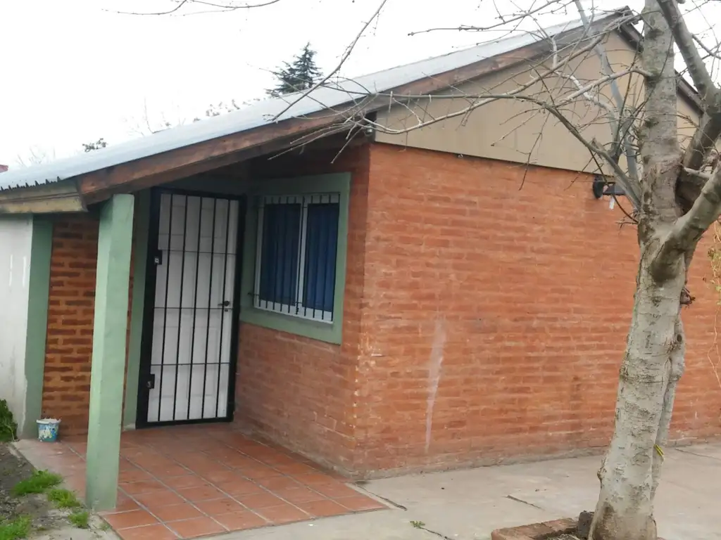 CASA PEQUEÑA CON 2 DORMITORIOS Y ENTRADA DE AUTO!