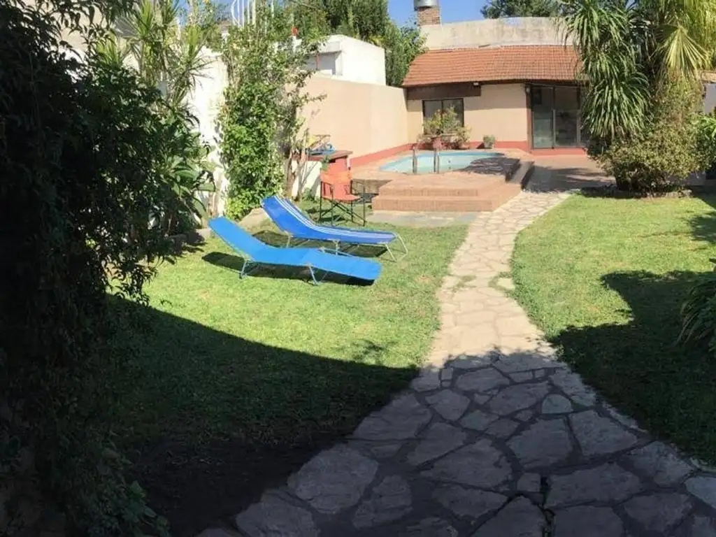 Casa con gran jardín, pileta y quincho Ciudad Jardín