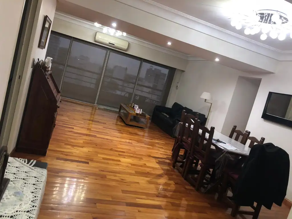 EN VENTA ESPECTACULAR DEPARTAMENTO EN CASEROS SEMIPISO AL FRENTE CON 4 DORMITORIOS - FICHA 7781