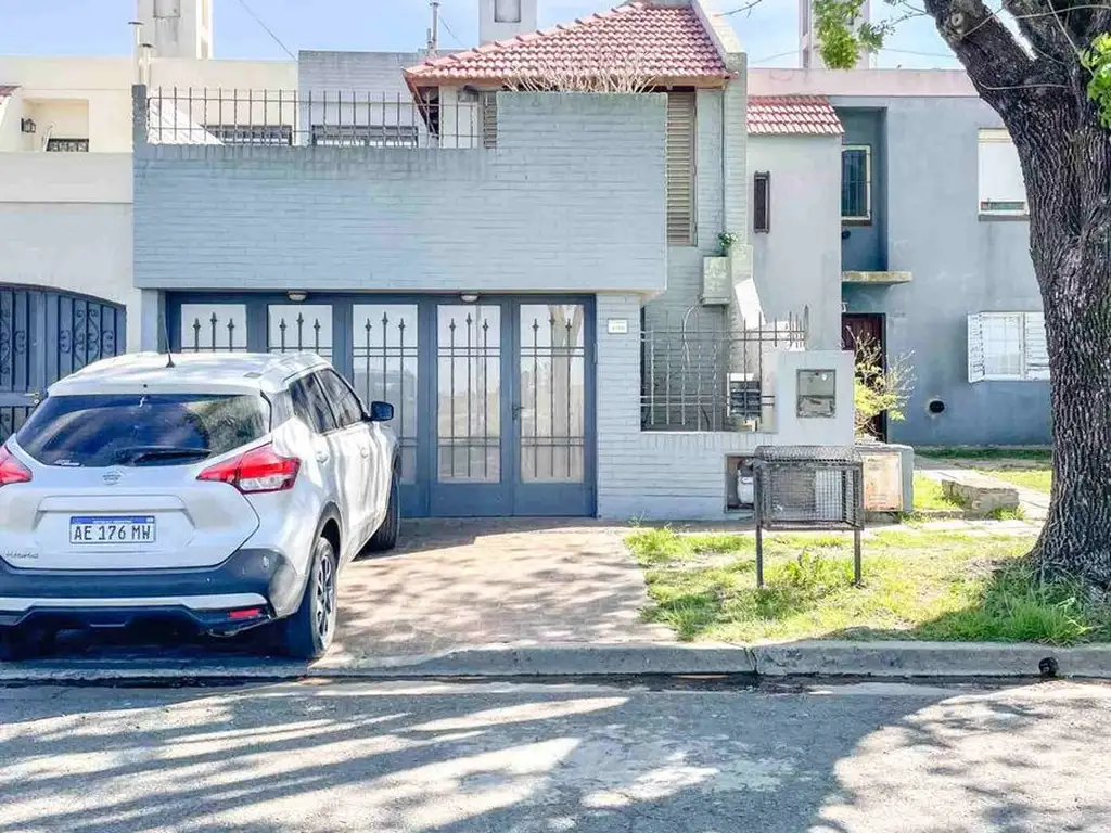 CASA EN VENTA EN PERGAMINO CON PATIO Y COCHERA