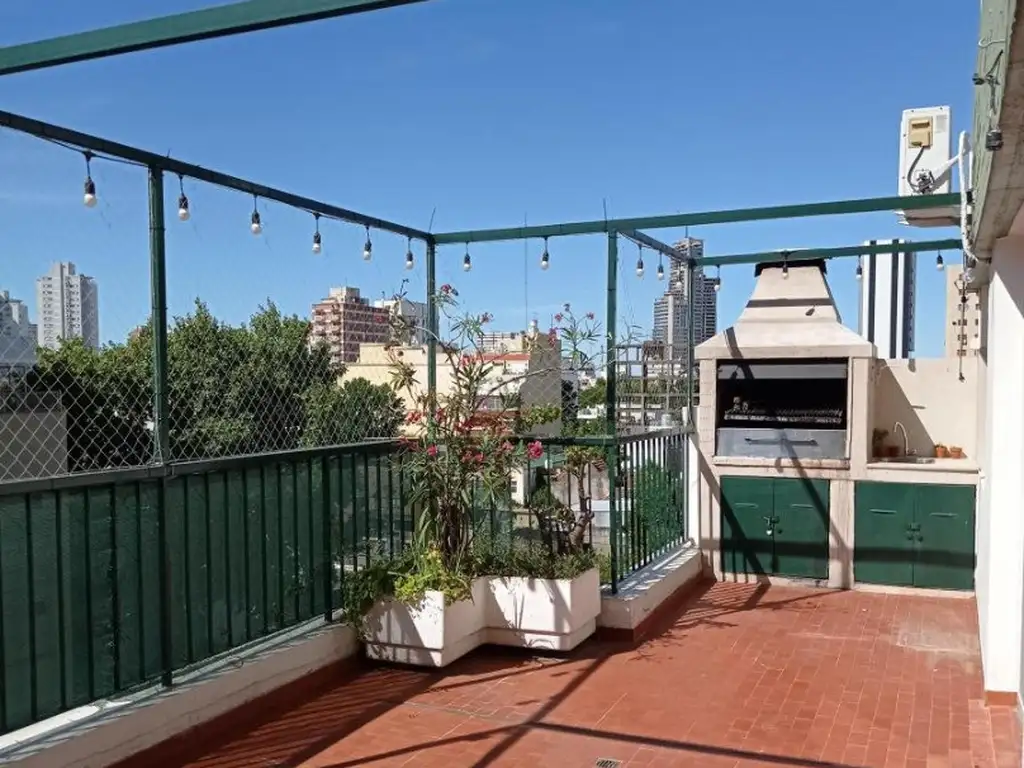 Excelente 4 amb con gran balcon aterrazado y parrilla. A metros de Av. Cabildo. Reciclado a nuevo.