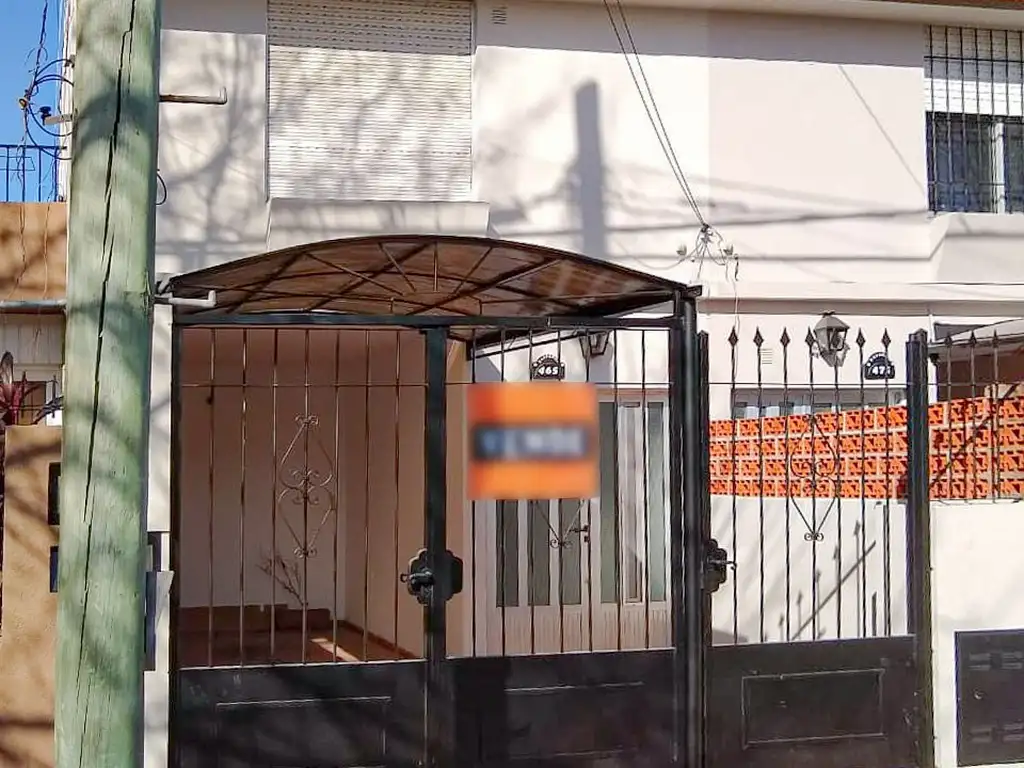 CASA EN VENTA DE 2 DORMITORIOS C/ COCHERA EN ALBERDI