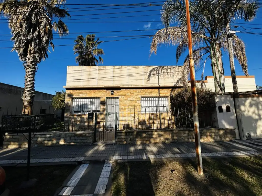 VENTA - CASA 4 AMBIENTES C/PILETA Y COCHERA-LOBOS