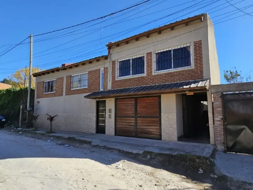 Casa de tres dormitorios, dos baños, cochera, deposito. Lamadrid entre Cochabamba y San Lorenzo