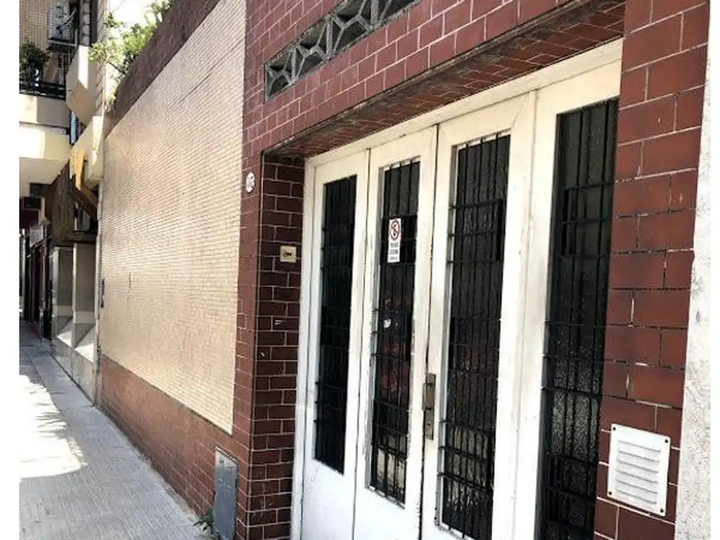 Casa con cochera sobre lote de 8.66 a 19.16 Boedo / limite con caballito