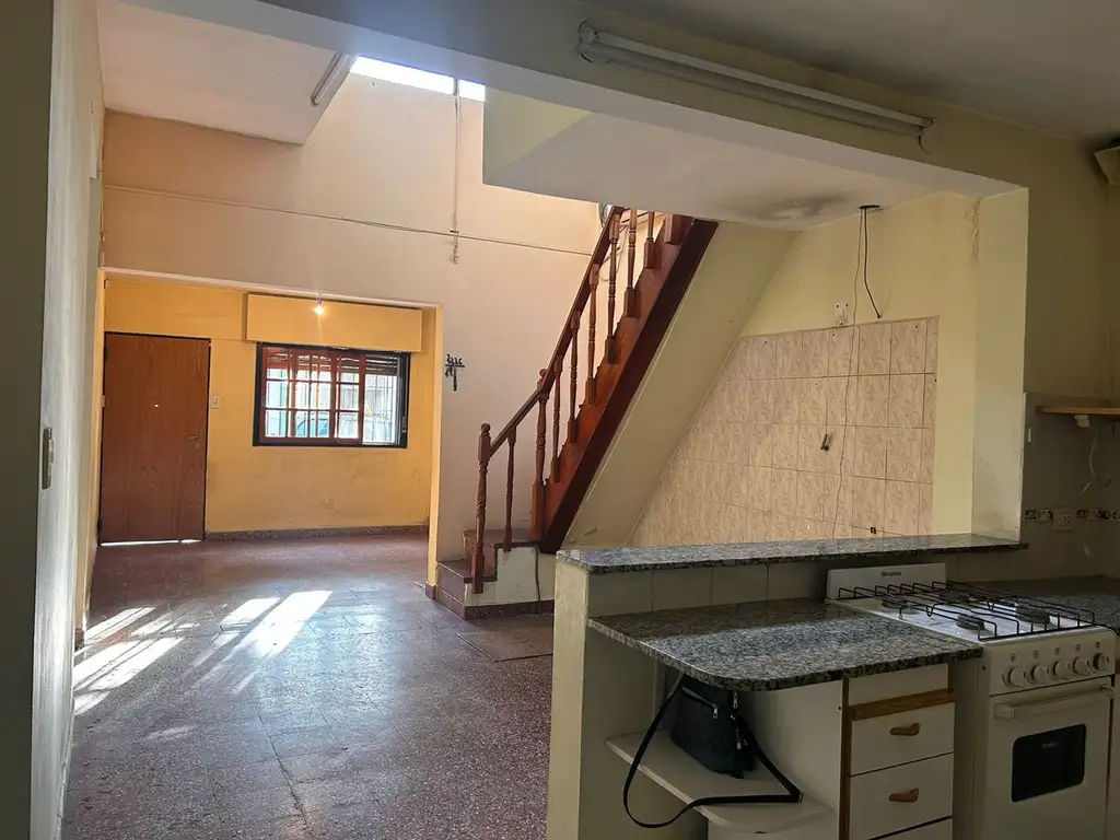 VENTA CASA EN LOTE PROPIO CON TERRAZA. VERSALLES