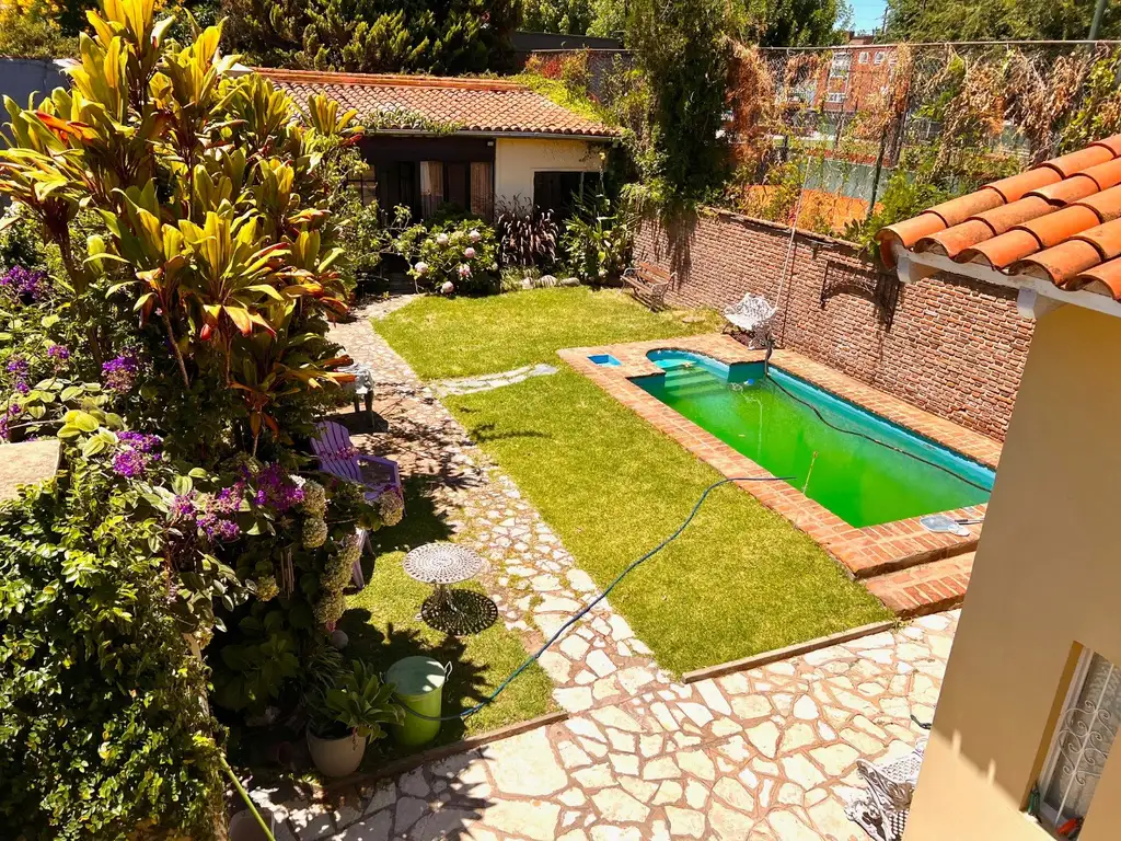 Martínez: Chalet s/lote de 10x41 ubicado a 3 cuadras de la Av Santa Fe.Con Jardín, piscina