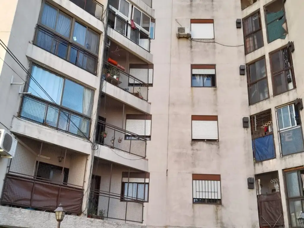 Departamento 3 amb. "Reciclado", con balcon y Espacio Guarda coche.-